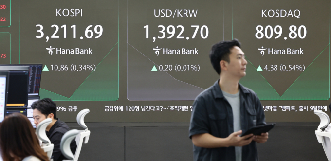 국내 증시가 5일 오후 상승세다. 사진은 이날 오전 서울 중구 하나은행 딜링룸 전광판에 개장 시황이 나오는 모습. /사진=뉴스1