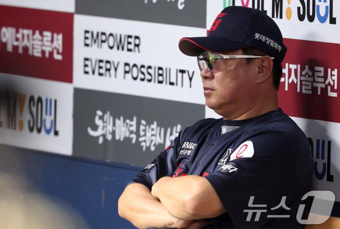 21일 서울 송파구 잠실야구장에서 열린 프로야구 '2025 신한 SOL 뱅크 KBO리그' 롯데 자이언츠와 LG 트윈스의 경기, 롯데 김태형 감독이 그라운드를 바라보고 있다. 2025.8.21/뉴스1 ⓒ News1 김성진 기자