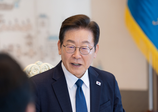 이재명 대통령 국정 지지율이 63%를 기록했다는 여론조사 결과가 나왔다. 사진은 이재명 대통령이 지난 4일 서울 용산 대통령실 청사에서 열린 양대 노총 위원장과 오찬 간담회에서 양경수 민주노총 위원장, 김동명 한국노총 위원장과 대화하는 모습. /사진=뉴스1(대통령실 제공)