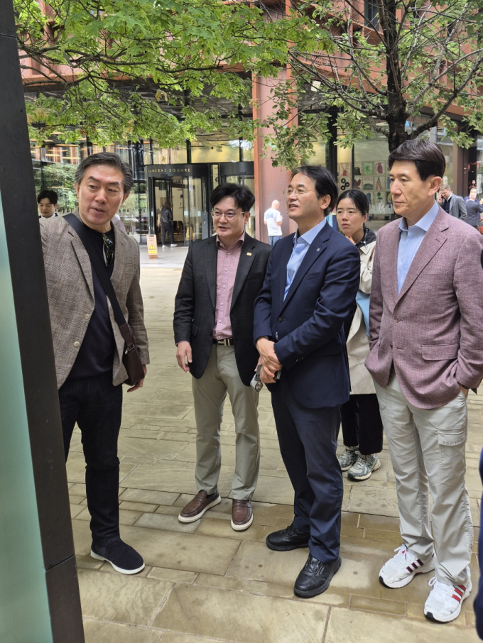4일(현지시간) 영국 킹스크로스를 방문한 이동환 고양특례시장이  협의회 방문단(왼쪽부터 김정후 박사, 김병수 김포시장, 이동환 고양특례시장, 이강덕 포항시장)과 도시재생의 상징적 비즈니스 거점인 판크라스 스퀘어(Pancras Square)에 관한 김정후 박사의 설명을 듣고 있다. /사진제공=고양특례시