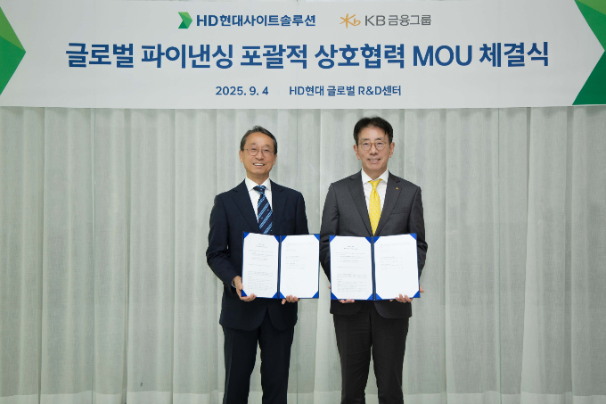 KB금융과 HD현대사이트솔루션이 해외 건설기계 시장에서 새로운 금융 생태계를 마련하기 위한 업무협약을 체결했다. 사진은 지난 4일 조영철 HD현대사이트솔루션 사장(왼쪽)과 이재근 KB금융지구 글로벌사업부문장이 협약식을 갖고 기념사진을 찍고 있는 모습. /사진=KB금융지주