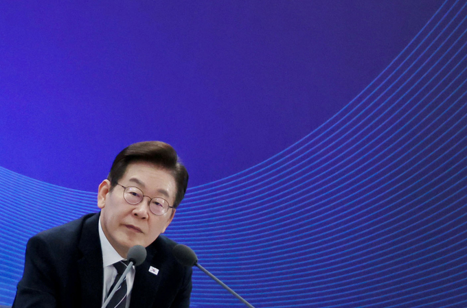 이재명 대통령이 포르투갈 리스본 전동 케이블 전차인 푸니쿨라의 탈선 사고로 한국인 2명이 사망한 비보를 접하자 "자신의 페이스북에 비통함을 감출길 없다. 전차 탈선 사고로 유명을 달리하신 우리 국민과 희생자분들의 명복을 빈다"고 밝혔다. 사진은 5일  이재명 대통령이 인천 송도 컨벤시아에서 열린 바이오 혁신 토론회에서 참석자 발언을 듣고 있는 모습. /사진=뉴시스(대통령실통신사진기자단)