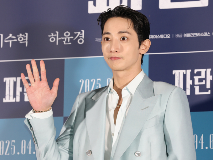 모델 겸 배우 이수혁이 중국 팬미팅에서 12시간 혹사당했다는 보도가 나온 가운데, 소속사 사람엔터테인먼트 측이 2차 입장을 밝혔다. 사진은 지난 3월 서울 용산구 CGV용산아이파크몰에서에서 열린 미스터리 영화 '파란'(감독 강동인) 언론시사회에 참석한 배우 이수혁. /사진=뉴스1