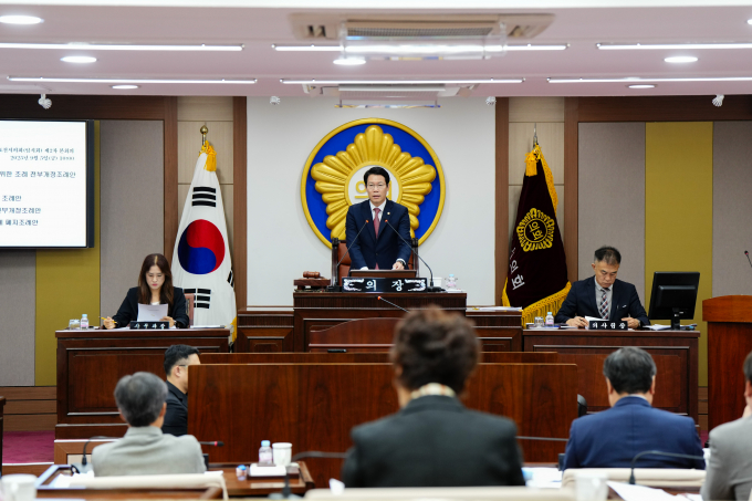  임종훈 포천시의회 의장이 5일 제2차 본회의를 끝으로 제187회 임시회를 폐회를 선언하고 있다. /사진제공=포천시의회