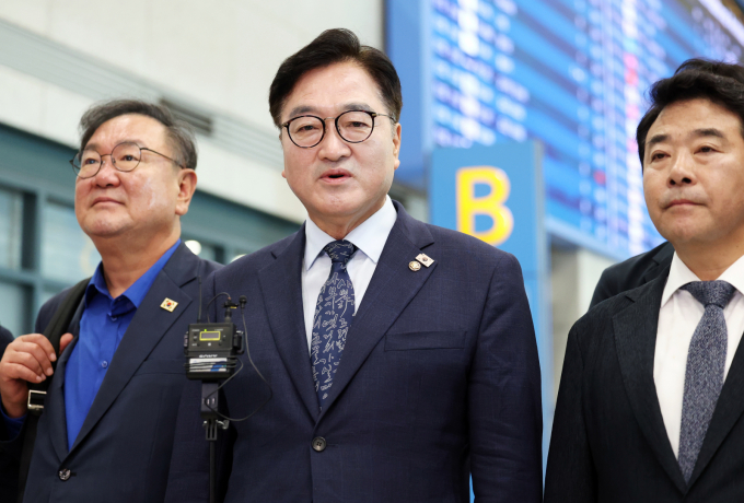방중 일정을 소화한 우원식 국회의장이 5일 인천 중구 운서동 인천국제공항을 통해 귀국하며 "한반도 평화 문제에 있어 의외의 성과를 냈다. 김정은 북한 국무위원장과 악수를 하고 짧은 인사말을 나눈 자체가 성과라고 생각한다"라고 밝혔다. /사진=뉴스1