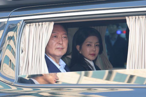 대통령경호처 압수수색 영장에 윤석열 전 대통령 부부가 지난 2023년 휴가 기간 중 해군지휘정에서 지인들과 선상파티를 벌였다는 내용이 담겼다. 사진은 윤석열 전 대통령과 김건희 여사가 서울 용산구 대통령 관저에서 나와 차를 타고 사저로 향하는 모습. /사진=뉴스1
