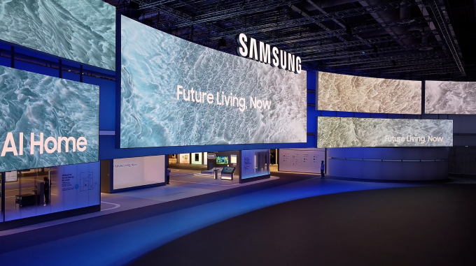 유럽 최대 가전박람회 'IFA 2025'가 열리는 독일 베를린 '메세 베를린'의 삼성전자 전시장 입구에 설치된 미디어 파사드. 삼성전자는 세계적 아티스트 '마오틱'과 함께한 이 미디어 파사드에 'AI 홈' 비전을 담았다./ 사진=삼성전자