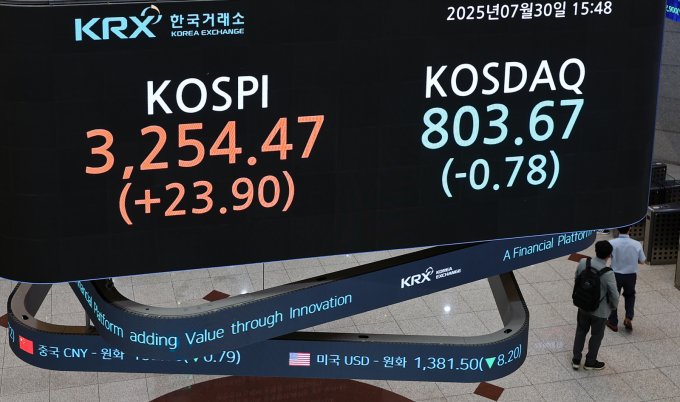 한국투자신탁운용과 미래에셋자산운용이 ETF를 신규 상장한다. 사진은 서울 영등포구 한국거래소 전광판. /사진=뉴스1