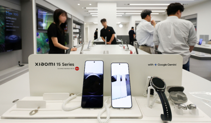 샤오미코리아가 지난 6월25일 서울 여의도 IFC몰에 오픈한 국내 첫 공식 오프라인 매장 Xiaomi 스토어 서울 IFC몰 여의도점에서 방문 고객들이 제품을 살펴보고 있다. /사진=뉴시스