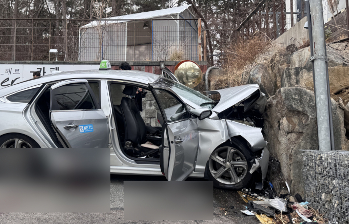 자동차보험 손해율 악화 등으로 보험료 인상 가능성이 커졌다. 사진은 올해 3월6일 울산 울주 서생면 진하리 한 도로에서 운행 중이던 택시가 담벼락을 들이받는 단독 교통사고 현장 모습./사진=뉴스1 김세은 기자