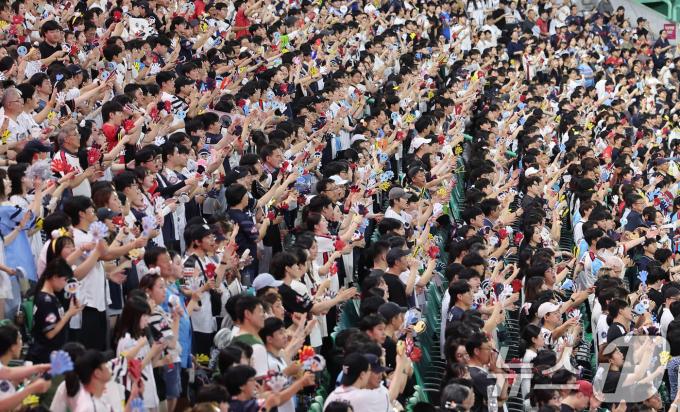 5일 인천 SSG랜더스필드에서 열린 '2025 신한 SOL 뱅크 KBO리그' 롯데 자이언츠와 SSG 랜더스의 경기에서 관중들이 힘찬 응원을 하고 있다. 정규리그 720경기 중 632경기를 마친 2025 KBO리그는 지난 4일 기준 누적 관중 1084만9054명을 기록했다. 2025.9.5/뉴스1 ⓒ News1 김성진 기자