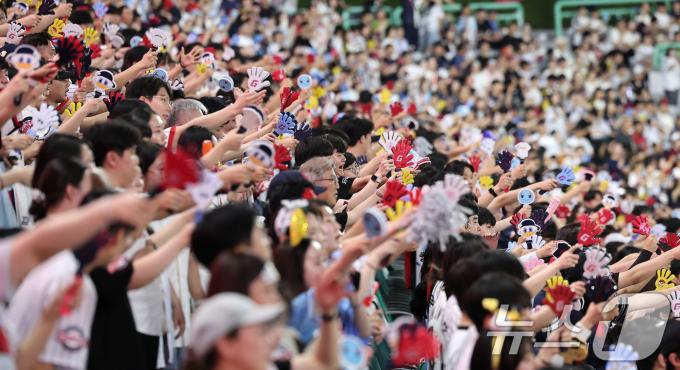 5일 인천 SSG랜더스필드에서 열린 '2025 신한 SOL 뱅크 KBO리그' 롯데 자이언츠와 SSG 랜더스의 경기에서 관중들이 힘찬 응원을 하고 있다. 2025.9.5/뉴스1 ⓒ News1 김성진 기자