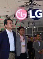 LG전자 조주완 CEO가 5일(현지시간) IFA 2025 LG전자 부스를 살펴보고 있다. / 사진=LG
