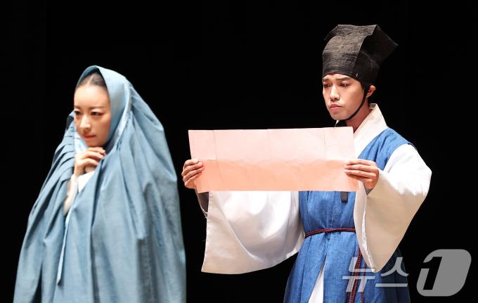 5일 서울 종로구 세종문화회관 M씨어터에서 열린 연극 '퉁소소리' 프레스콜에서 배우들이 연기를 펼치고 있다. '퉁소소리'는 조선 중기 작가 조위한의 소설 ‘최척전’을 원작으로 한 연극은 주인공 최척 일가가 30여년간 임진왜란과 정유재란, 명·청 교체기의 혼란을 겪으며 반복하는 만남과 헤어짐을 따라간다. 2025.9.5/뉴스1 ⓒ News1 김성진 기자