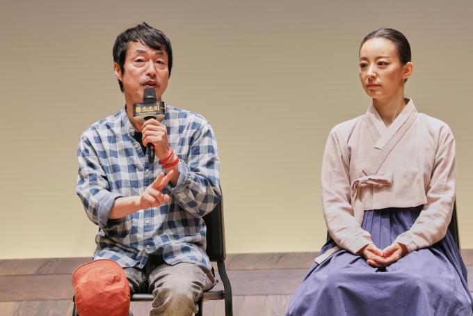 '퉁소소리' 질의응답 시간에 답변하고 있는 고선웅 단장(왼쪽)과 배우 정새별(세종문화회관 제공)