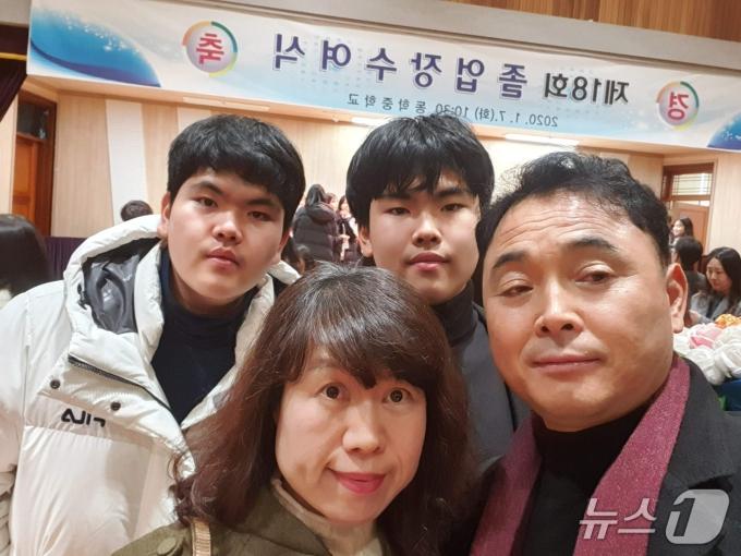 이봉주와 아내 김미순 씨, 두 아들이 함께 찍은 가족사진. (이봉주 제공)