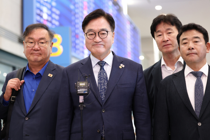 3박 4일간의 중국 전승절 행사 참석 일정을 마친 우원식 국회의장이 5일 인천공항을 통해 귀국하며 취재진에게 방중 성과를 설명하고 있다. /사진=인천공항=뉴스1 