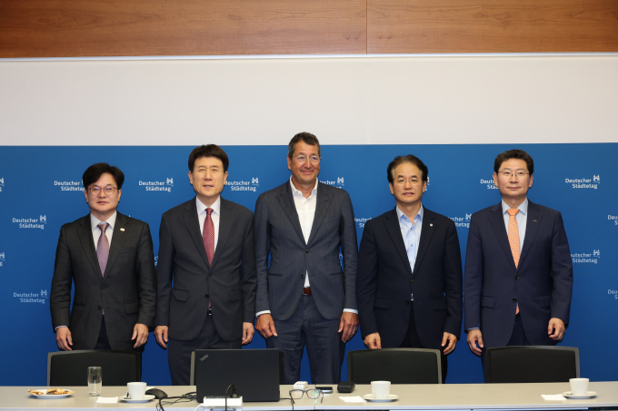 이상일 용인특례시장(오른쪽 첫 번째)은 5일(현지시간) 대한민국대도시시장협의회 소속 시장단과 함께 독일 베를린 독일도시협의회를 방문했다. 사진은 김병수 김포시장(왼쪽 첫 번째), 이강덕 포항시장(왼쪽 두 번째), 이동환 고양시장(오른쪽 두 번째). /사진제공=용인특례시  