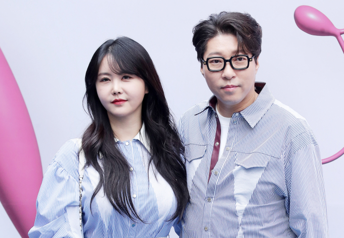 유튜버 윰댕, 대도서관 부부가 15일 서울 중구 동대문디자인플라자(DDP)에서 열린 '2023 F/W 서울패션위크' 라이 컬렉션에 참석해 포즈를 취하고 있다./사진=뉴시스