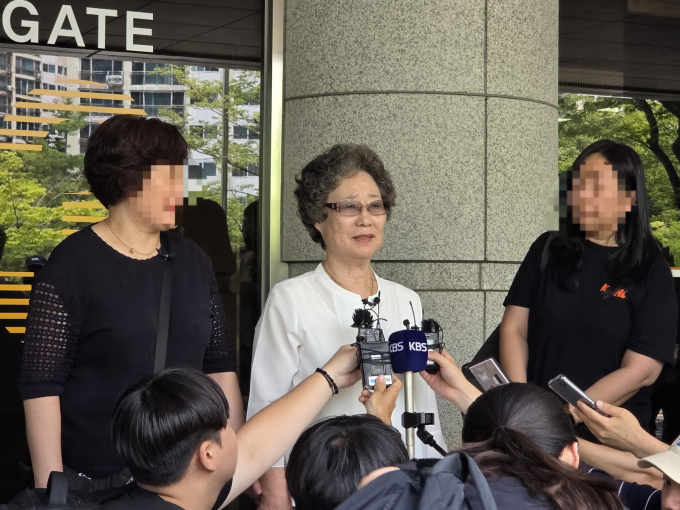 61년 전 성폭행범 혀를 깨물어 집행유예 확정판결을 받았던 최말자씨가 법원의 무죄 선고를 목전에 두고 있다. 사진은 최말자씨가 지난 7월 열린 재심 공판에서 검찰의 무죄 구형을 받고 소감을 전하는 모습. /사진=뉴시스
