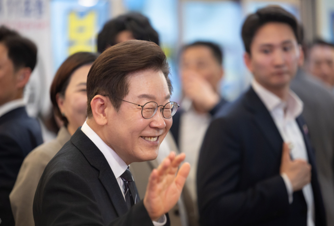 이재명 대통령이 5일 인천 용현시장을 방문해 민생회복 소비쿠폰 민심 청취 등을 하며 상인들과 인사하고 있다./사진=대통령실 제공  