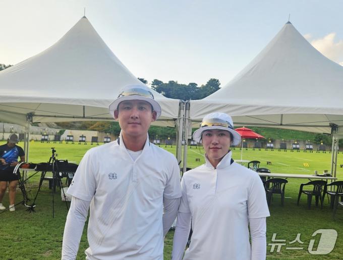 한국 양궁 컴파운드 대표팀의 김종호(왼쪽)와 소채원. /뉴스1 ⓒ 뉴스1 김도용 기자