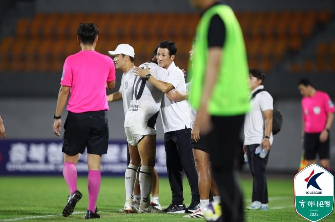 경남FC에서 마지막 경기를 지도한 이을용 감독. (한국프로축구연맹 제공)