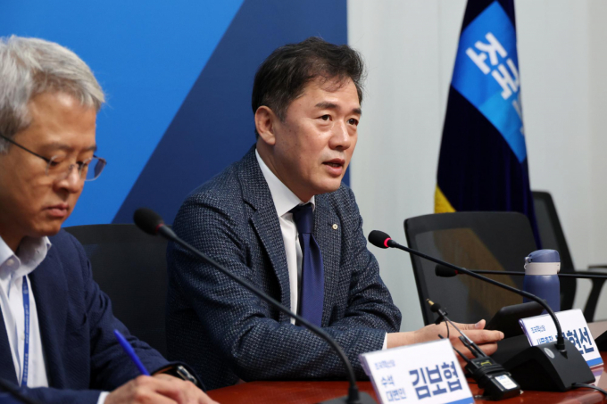 황현선(오른쪽) 조국혁신당 사무총장이 지난해 9월29일 서울 여의도 국회에서 10·16 기초단체장 재보궐선거 등 현안 관련 기자간담회를 하고 있다. /사진=뉴시스 조성우 기자