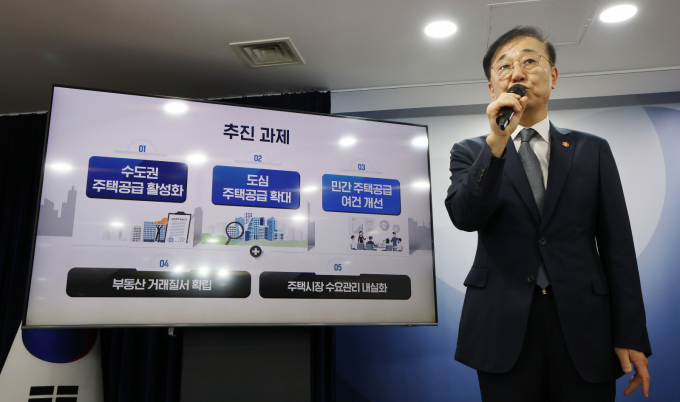 김윤덕 국토교통부 장관이 7일 정부서울청사에서 주택공급 확대방안 관련 합동브리핑을 하고 있다. /사진=뉴스1 