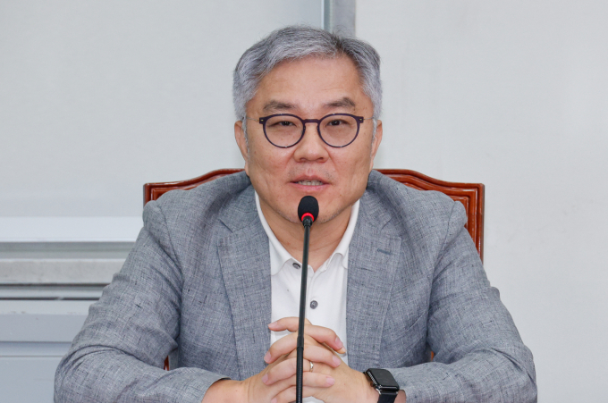 최강욱 더불어민주당 교육연수원장이 지난 8월22일 오전 서울 여의도 국회에서 최고위원회의에 참석해 인사말을 하고 있다. /사진=뉴스1 안은나 기자