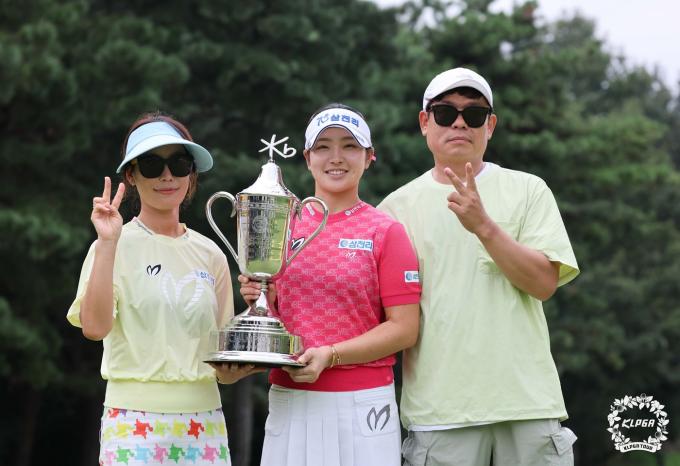 유현조가 7일 열린 KLPGA투어 KB금융 스타 챔피언십에서 우승한 뒤 부모님과 함께 기념 촬영을 하고 있다. (KLPGA 제공)