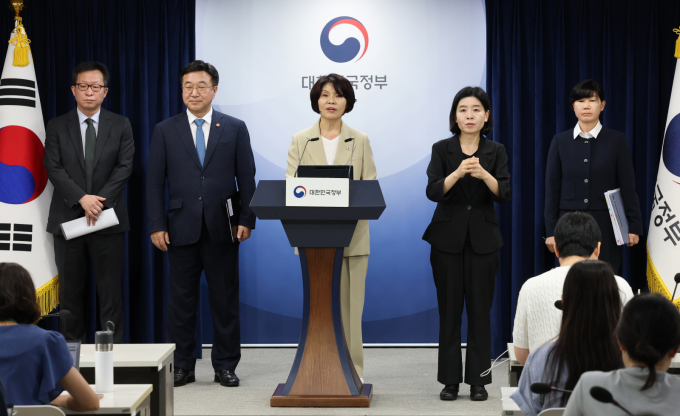 윤호중 행정안전부 장관과 한정애 더불어민주당 정책위의장은 7일 오후 정부서울청사에서 제3차 고위당정협의회의 결과를 브리핑했다. /사진=뉴스1 임세영 기자