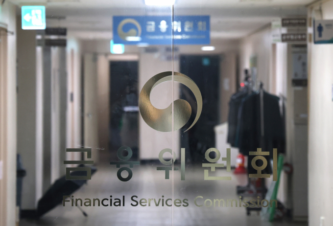 금융위원회가 결국 17년 만에 간판을 내린다.  7일 정치권에 따르면 정부·여당은 오후 국무총리 서울공관에서 '제3차 고위당정협의회'를 개최하고 이런 방안을 확정했다.  과거 금융감독위원회(금감위) 체제로 돌아가는 것으로, '금융위-금감원' 금융 담당 조직이 재경부-금감위-금감원-금융소비자보호원(금소원) 등 4개로 확대·개편된다.  사진은 이날 서울 종로구 정부서울청사 내 금융위원회 모습./사진-뉴스1