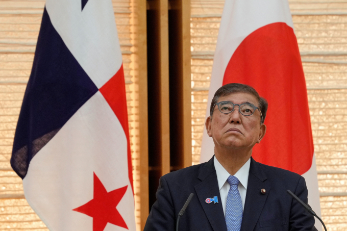 지난 5일 이시바 시게루 일본 총리가 도쿄 총리관저에서 호세 라울 물리노 파나마 대통령과 공동 기자회견 중 위쪽을 쳐다보고 있다. /사진=도쿄 로이터 뉴스1 김지완 기자
