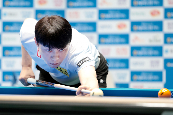 최성원 등 4명의 선수가 PBA 4차 투어 준결승 진출에 성공했다. 사진은 7일 경기 고양킨텍스 PBA스타디움에서 열린 2025-26시즌 4차 투어 SY 베리테옴므 PBA-LPBA 챔피언십 PBA 8강 경기에 나선 휴온스 최성원의 모습. /사진=프로당구협회(PBA) 제공