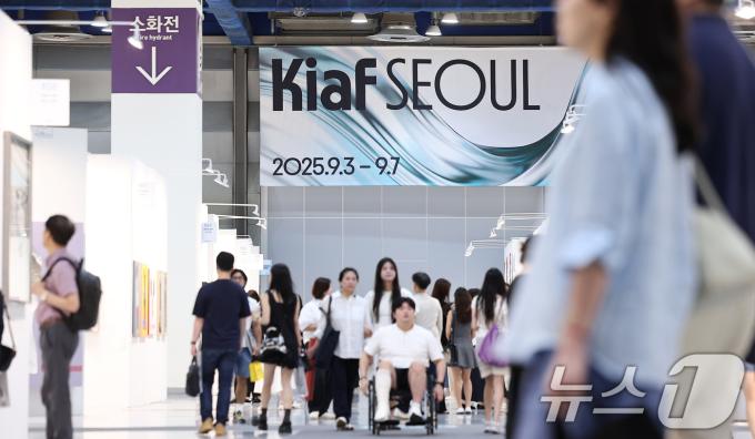 3일 서울 강남구 코엑스에서 열린 국내 최대 규모의 아트페어 '키아프 서울 2025' VIP 프리뷰 데이를 찾은 관람객들이 전시장을 둘러보고 있다. 키아프 서울은 올해 '공진'(Resonance)이라는 주제로, 지속 가능한 미술 생태계 구축을 위해 정부와 프리즈 서울, 다양한 문화예술 기관들과의 협업을 강화했다. 2025.9.3/뉴스1 ⓒ News1 김성진 기자