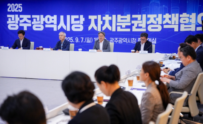 강기정 광주시장이 7일 오후 시청 중회의실에서 열린 '더불어민주당 광주시당 자치분권정책협의회'에 참석해 회의를 하고 있다./사진=광주시