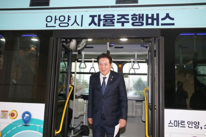 최대호 시장이 지난해 4월 22일 자율주행버스 주야로 시범운행을 앞두고 16일 주야로에 탑승해 내부를 살피고 점검했다. /사진제공=안양시