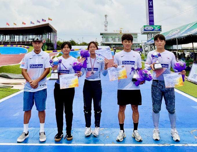 2025 BMX 아세안컵 및 태국 BMX 챔피언십에서 금메달, 은메달, 동메달 각각 1개씩을 획득한 한국 BMX 대표팀.(대한사이클연맹 제공)