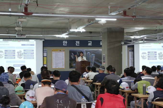 외국인 안전문화 지도사가 외국인 근로자들을 대상으로 안전교육을 하고 있다/사진=한화 건설부문