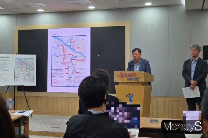 서울시는 서부간선도로의 출퇴근길 교통 정체 문제를 해소하기 위해 도로 기능을 조속히 회복하고 교통 흐름을 개선할 계획이라고 밝혔다. 사진은 이날 중구 서울시청에서 진행된 서부간선도로 기능 향상 관련 브리핑 현장 모습. /사진=이화랑 기자