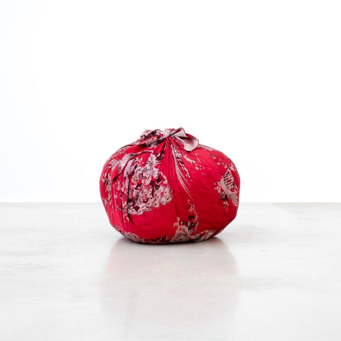 Kimsooja, Bottari, Used bedcover and clothing, 61&times;60&times;60cm, 2022 (선혜원 제공)