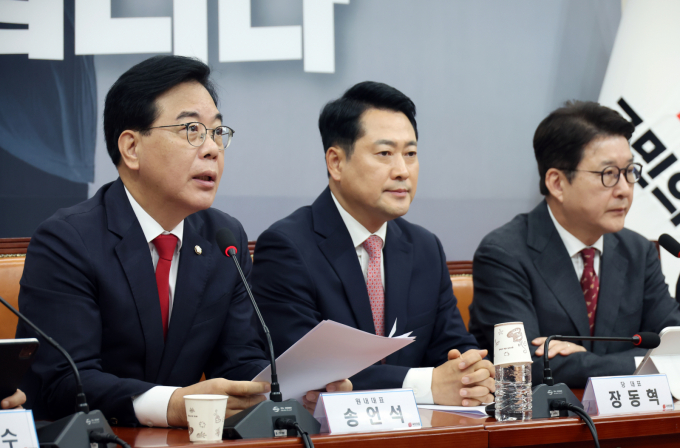 송언석 국민의힘 원내대표가 8일 서울 여의도 국회에서 열린 최고위원회의에서 "이재명 정부의 조직개편안은 조직 개편이 아닌 정부 조직 파괴"라고 밝혔다. 사진은 송 원내대표(왼쪽)가 8일 서울 여의도 국회에서 열린 최고위원회의에서 발언하는 모습. /사진=뉴시스