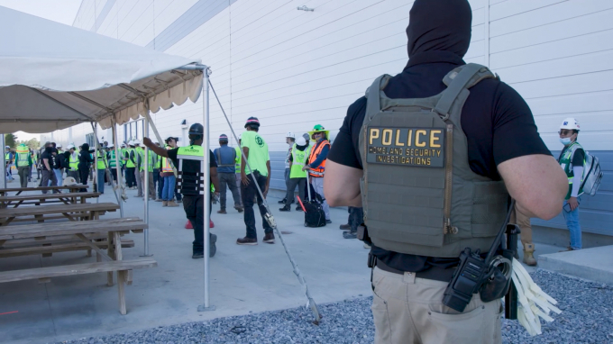 미국 이민세관단속국 ICE(U.S. Immigration and Customs Enforcement)가 조지아주 내 현대자동차그룹과 LG에너지솔루션 합작 배터리 공장 건설 현장의 한국인 직원 300여 명을 기습 단속·구금하는 사진을 공개했다. /사진=뉴스1(ICE 홈페이지)