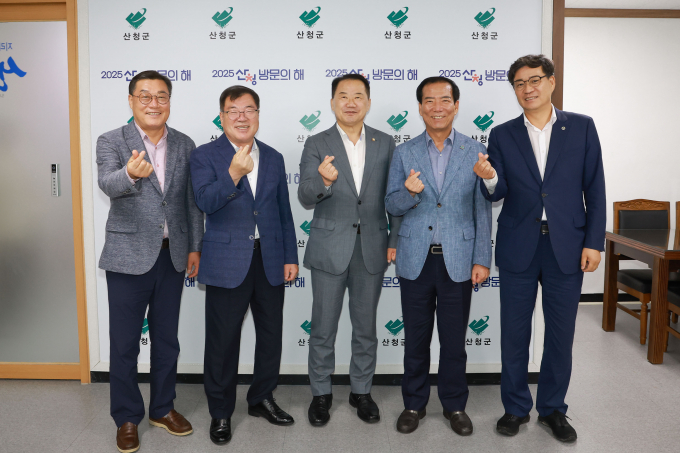서부경남 4개군 협의회가 7일 산청에서 열렸다. 김윤철 합천군수(왼쪽부터)와  이승화 산청군수, 신성범 국회의원, 구인모 거창군수, 진병영 함양군수가 기념촬영을 하고 있다./사진=산청