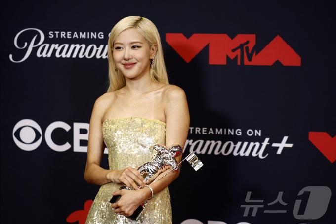 로제가 7일(현지시간) 미국 뉴욕 엘몬트에서 열린 '2025 MTV 비디오 뮤직 어워즈'에서 'APT'로 올해의 노래 상을 수상한 뒤 포즈를 취하고 있다.  ⓒ 로이터=뉴스1 ⓒ News1