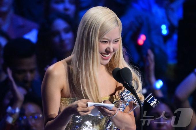 그룹 블랙핑크 로제가 7일(현지시간) 미국 뉴욕 UBS 아레나에서 열린 '2025 MTV VMA'에서 브루노 마스와 협업한 곡 '아파트(APT.)'로 올해의 노래를 차지했다. K-팝 가수가 해당 부문을 받은 건 로제가 처음이다. ⓒ AFP=뉴스1 ⓒ News1 송원영 기자
