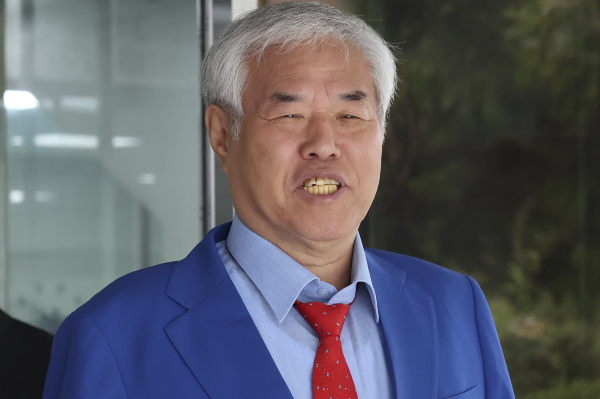 광화문 집회에서 불법으로 모금한 혐의를 받는 전광훈 사랑제일교회 목사가 1심에서 벌금형을 선고받았다. 사진은 8일 서울 서초구 서울중앙지방법원에서 열린 기부금품법 위반 혐의 1심 선고공판을 마치고 밖으로 나오는 전 목사의 모습. /사진=뉴시스(공동취재단)