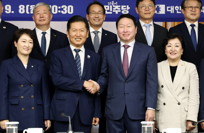 정청래 더불어민주당 대표가 8일 서울 중구 남대문로 대한상공회의소에서 열린 더불어민주당-대한상공회의소 정책간담회에서 미국 이민당국의 한국인 근로자 구금에 대해 최태원 대한상공회의소 회장에게 "당에서 근복적으로 비자 문제를 해결수 있도록 정부와 협력하겠다"고 전했다. 사진은 정 대표(오른쪽 두번째)와 최 회장(왼쪽 두번째)이 8일 서울 중구 대한상의에서 열린 정책 간담회에 참석한 모습. /사진=뉴스1