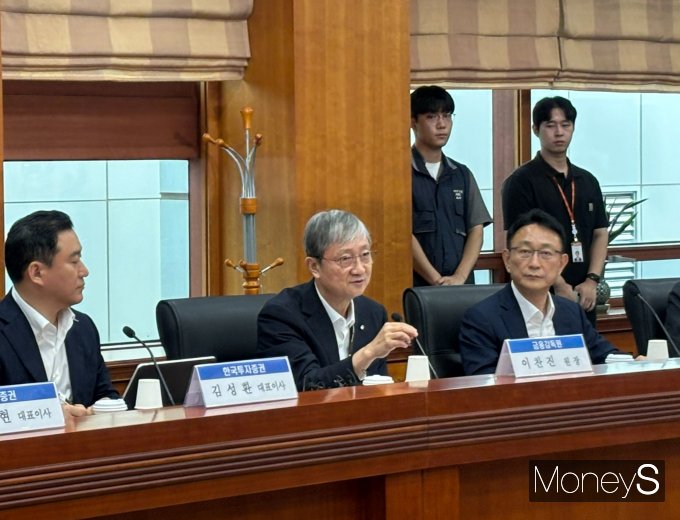 사진은 8일 서울 여의도 금융투자협회에서 진행된 금융투자회사 CEO 간담회에서 모두발언하는 이찬진 금융감독원장. /사진=염윤경 기자